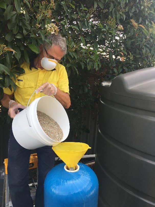 Tannin Media gravel in bucket pouring